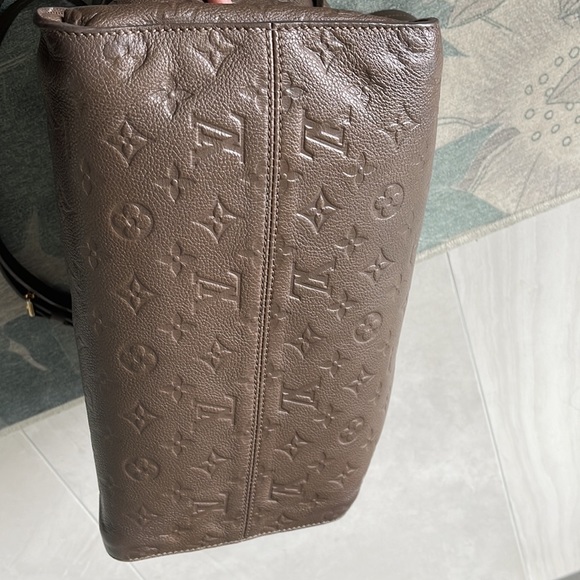 Louis Vuitton Lumineuse Empreinte HandBag. - Picture 11 of 12